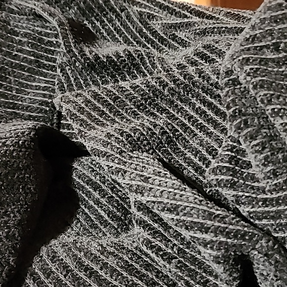 🍷Acting Pro Black and Red Top - Picture 8 of 9